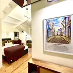 Elegant Beamed Loft With Ac Near Aliados Oporto