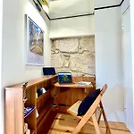 Elegant Beamed Loft With Ac Near Aliados Oporto