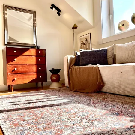 Elegant Beamed Loft With Ac Near Aliados Apartmán