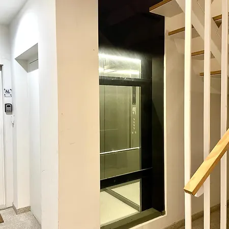 Elegant Beamed Loft With Ac Near Aliados Apartmán *