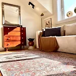 Elegant Beamed Loft With Ac Near Aliados Apartmán